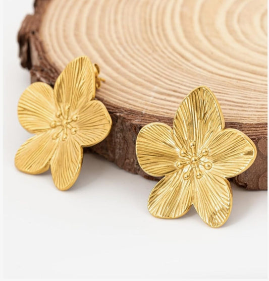 Boucles d’Oreilles Fleur Dorée en Acier Inoxydable – Élégance Naturelle