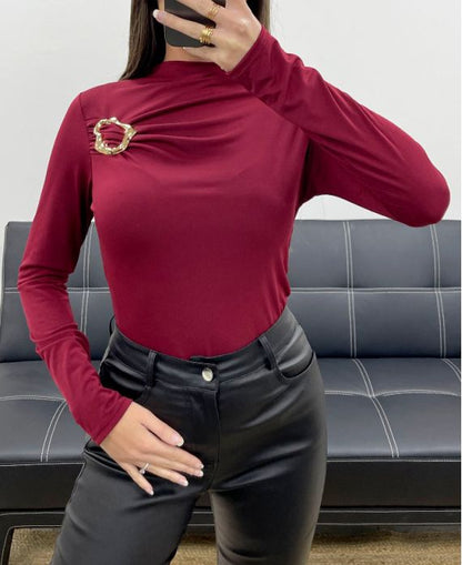 Top chic  à boucle dorée – Élégance et style minimaliste